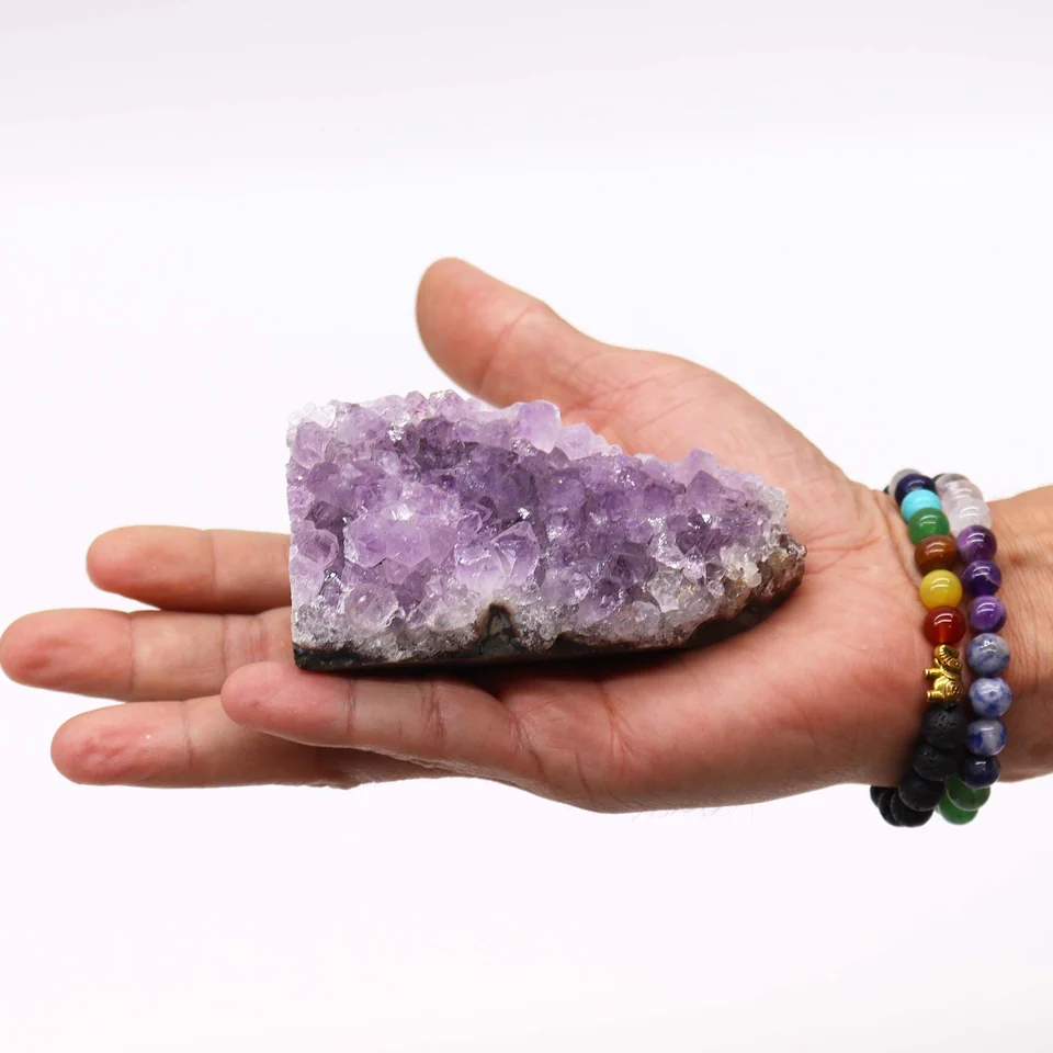 Éclat violet d’une améthyste naturelle présentée dans une main